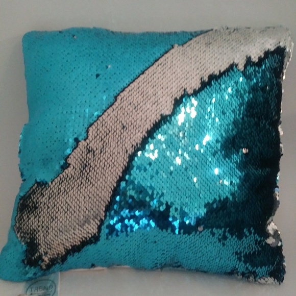 Sequined Plush Velvet accent throw pillow - Picture 5 of 6